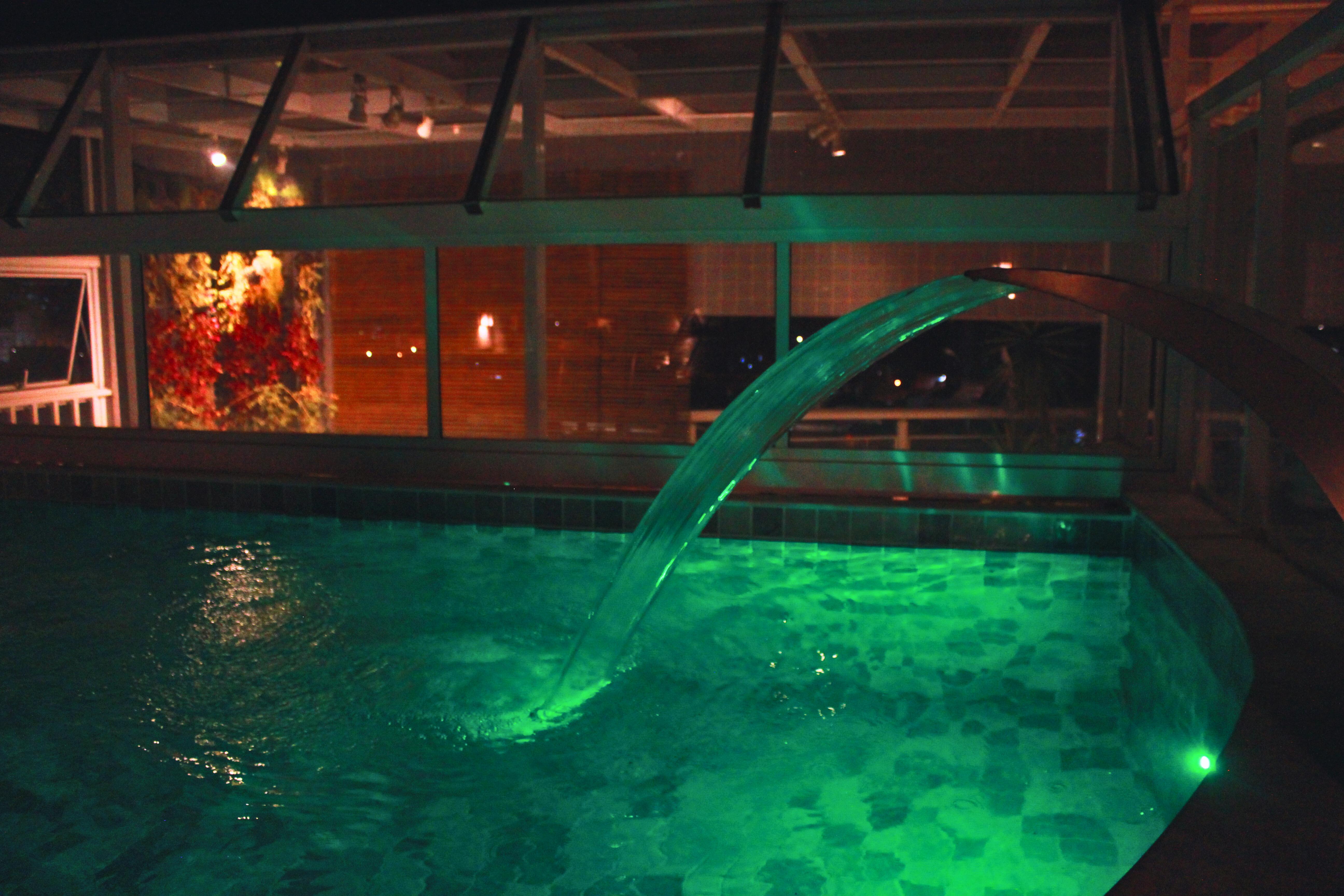 Gontijo Inn Hotel Itajuba  Exterior photo The indoor pool at night
