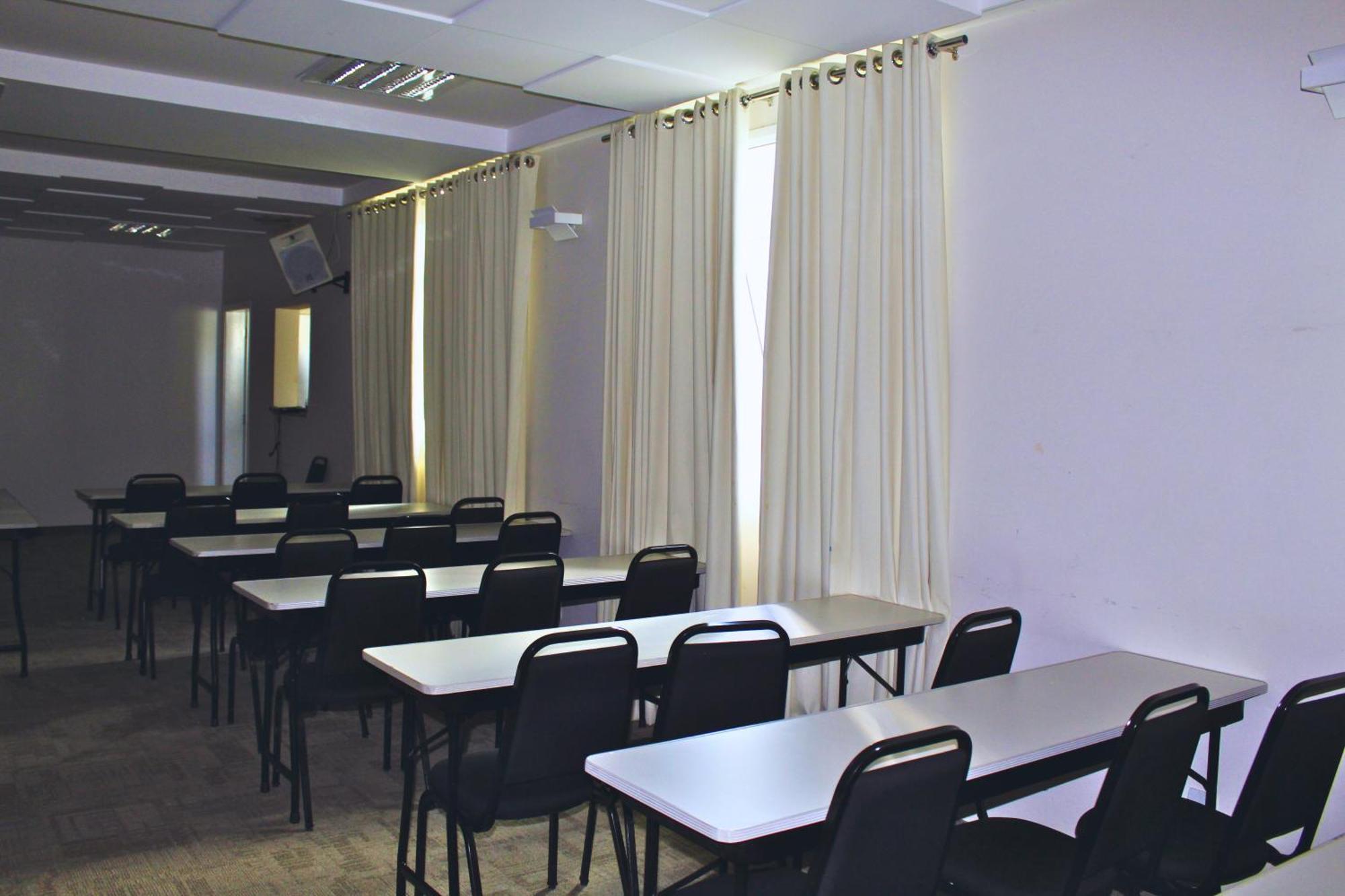 Gontijo Inn Hotel Itajuba  Exterior photo A typical classroom at the university